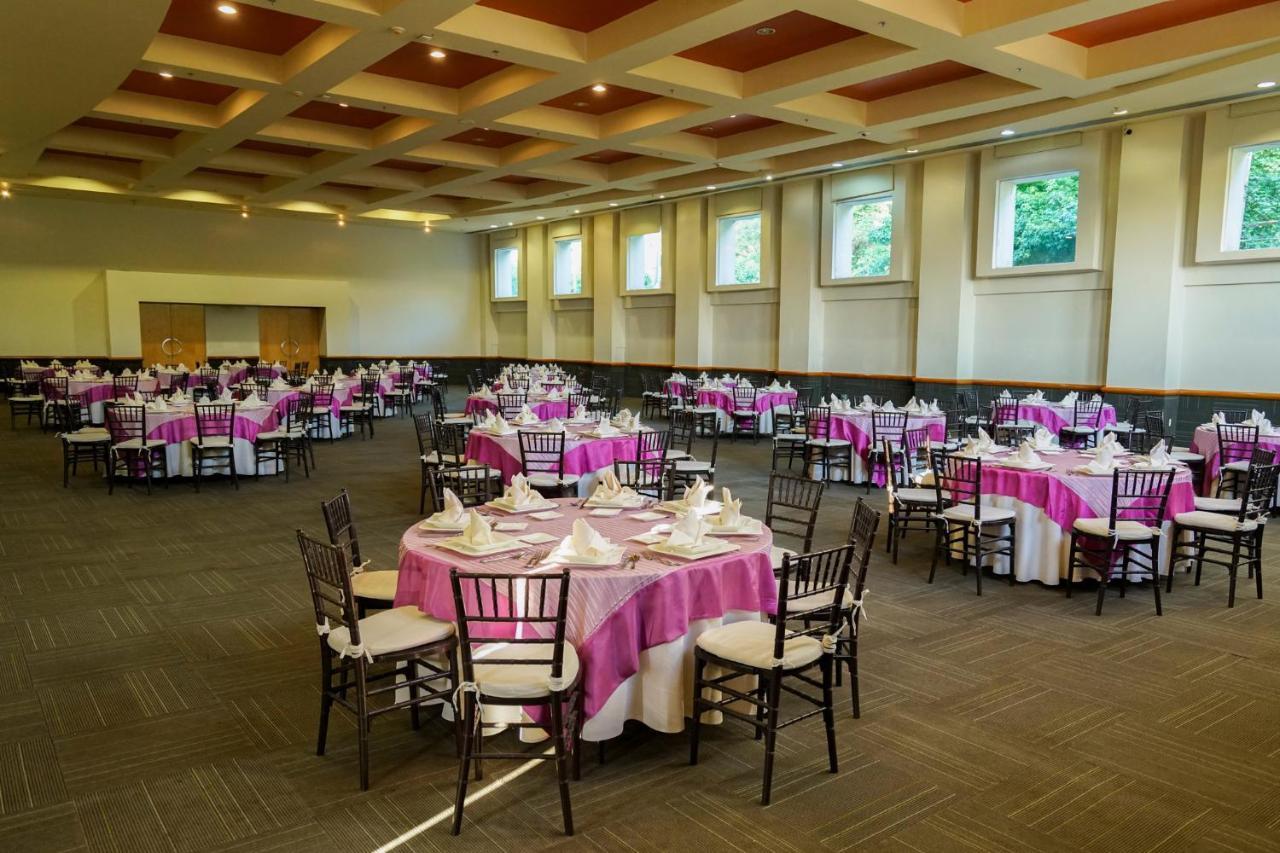 Gamma By Fiesta Americ Xalapa Nubara Exterior photo The ballroom at the center