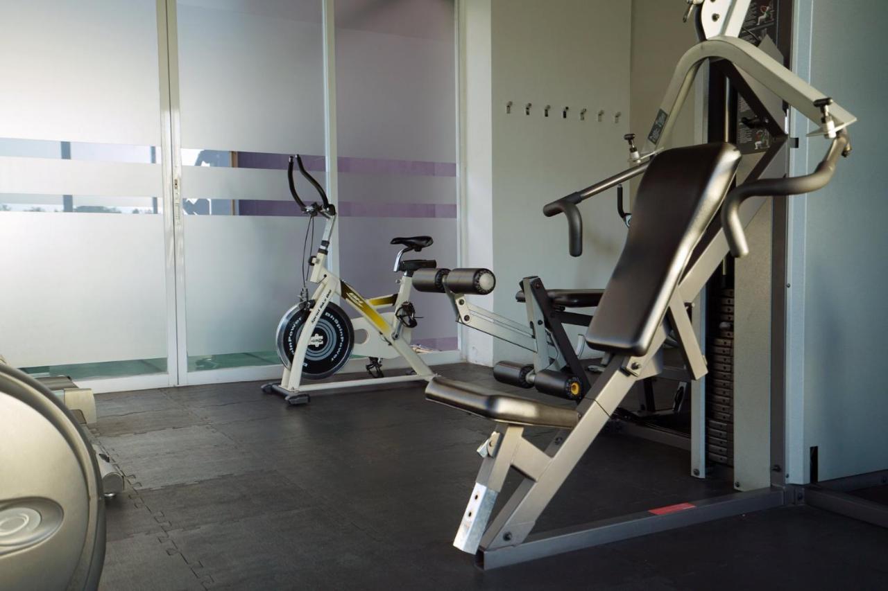Gamma By Fiesta Americ Xalapa Nubara Exterior photo A leg press machine
